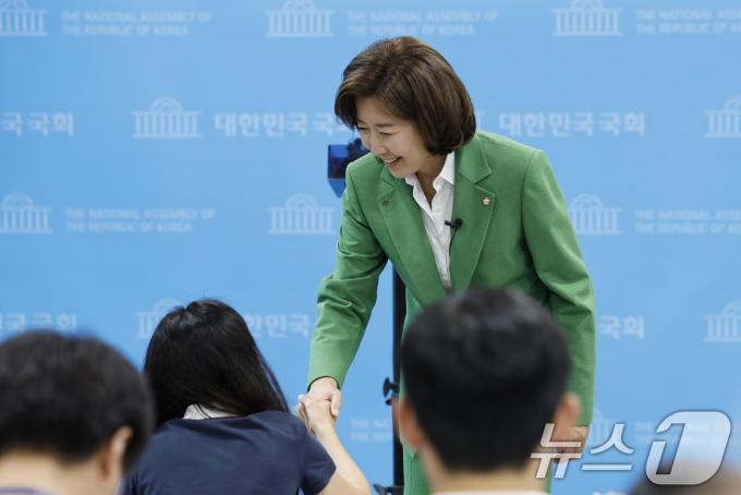 나경원 국민의힘 의원이 23일 오후 서울 여의도 국회 소통관에서 국민의힘 당 대표 출마 선언을 마친 뒤 취재진과 인사를 나누고 있다. 2024.6.23/뉴스1 ⓒ News1 안은나 기자