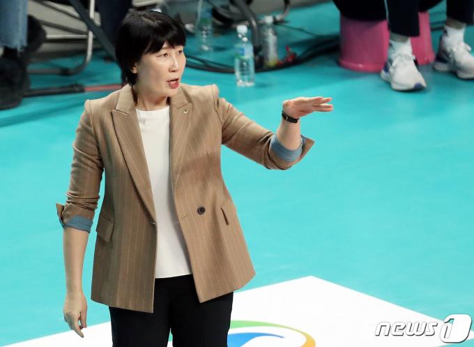 16일 오후 서울 장충체육관에서 열린 프로배구 도드람 2019-2020 V-리그 여자부 GS칼텍스와 현대건설의 경기 1세트 이도희 현대건설 감독이 선수들에게 작전 지시를 내리고 있다. 2020.1.16/뉴스1 ⓒ News1 이동해 기자