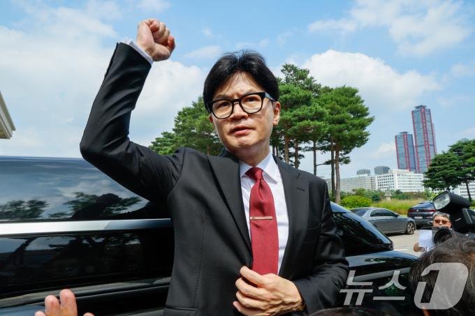[사진] 한동훈, 지지자들 향해 '주먹 불끈'