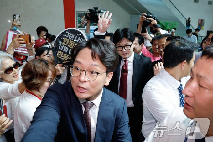 [사진] 손 흔드는 한동훈
