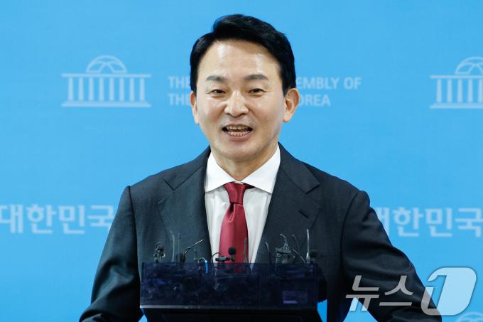 [사진] 질문에 답변하는 원희룡 전 장관