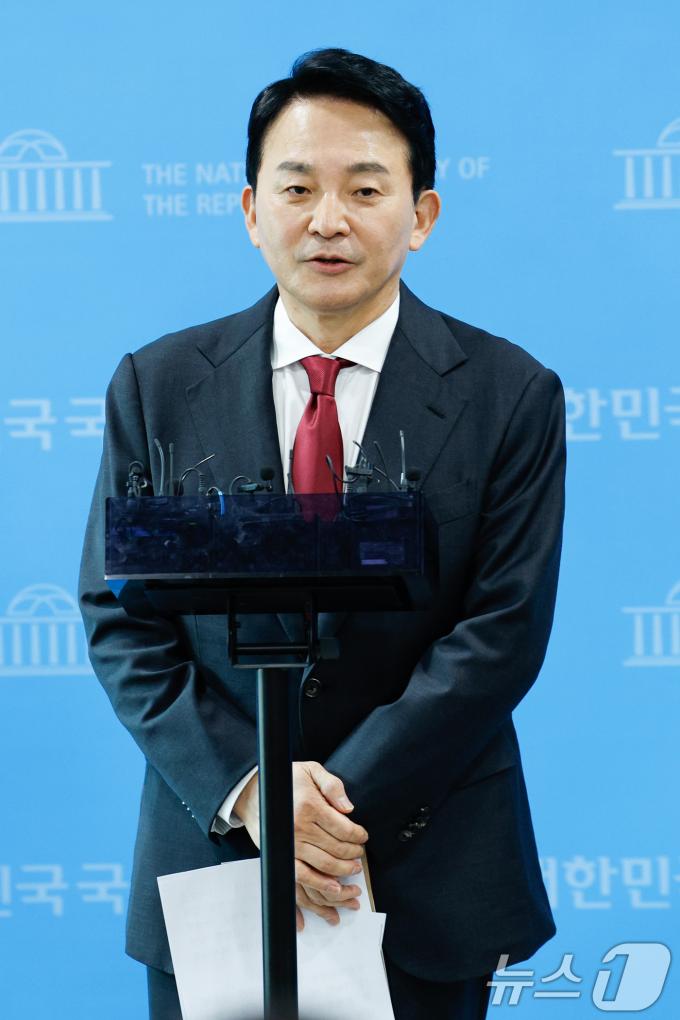 [사진] 질문에 답하는 원희룡 전 장관