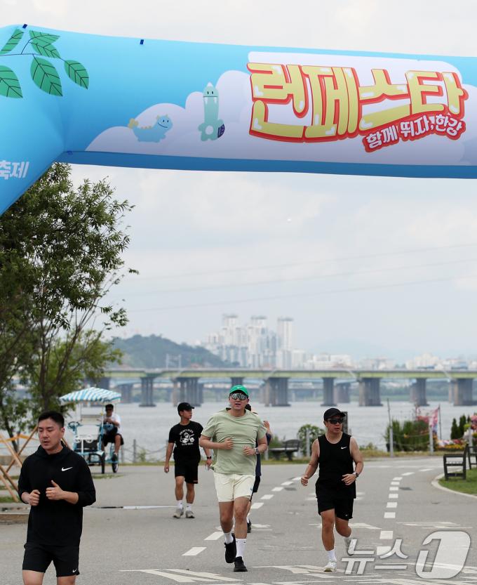 [사진] 한강변 달리는 참가자들