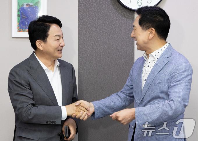 국민의힘 당권 도전을 공식화한 원희룡 전 국토교통부 장관(왼쪽)이 21일 오후 서울 여의도 국회의원회관 김기현 의원실을 찾아 김 의원과 악수하고 있다. 2021.6.21/뉴스1 ⓒ News1 이재명 기자