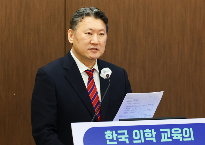 김창수 전국의과대학교수협의회 회장이 지난 5월4일 오후 서울 종로구 서울대학교 의과대학에서 기자회견을 열고 의대 증원 방침 관련 성명서를 발표하고 있다. / 사진=뉴시스 황준선 기자  /사진=황준선