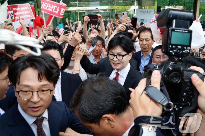 [사진] 지지자들에 둘러싸인 한동훈