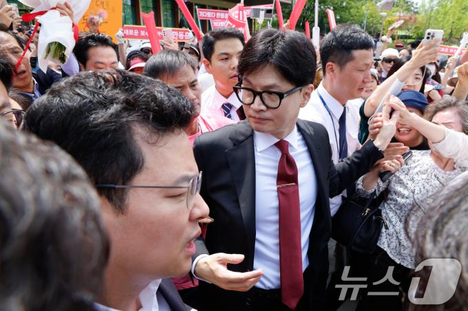 [사진] 지지자들에 둘러싸인 한동훈