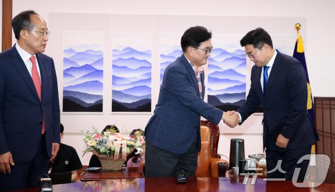 [사진] 악수 나누는 우원식 의장과 박찬대 원내대표