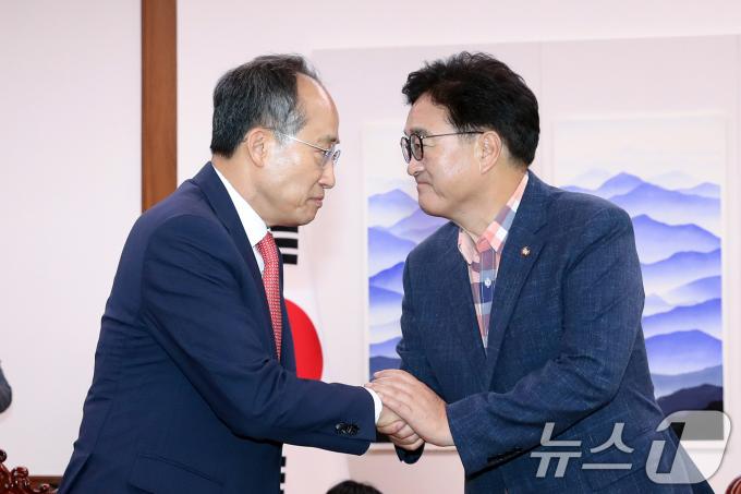 [사진] 추경호 원내대표와 악수하는 우원식 국회의장