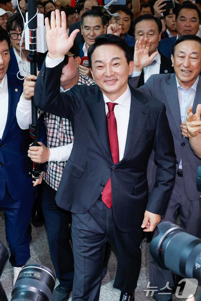 [사진] 지지자 향해 인사하는 원희룡