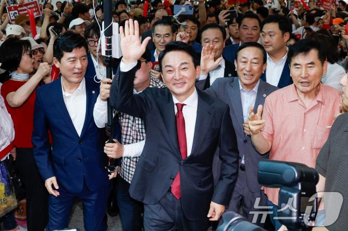 [사진] 지지자 향해 인사하는 원희룡