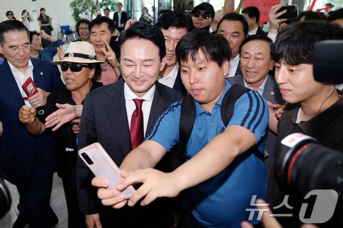 [사진] 지지자와 셀카찍는 원희룡