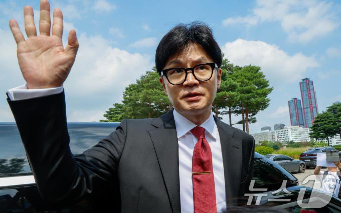 한동훈 전 국민의힘 비상대책위원회 위원장이 23일 오후 서울 여의도 국회 소통관에서 국민의힘 7·23 전당대회 당 대표 출마 선언을 마친 뒤 차에 오르기 전 인사하고 있다. 2024.6.23/뉴스1 ⓒ News1 안은나 기자