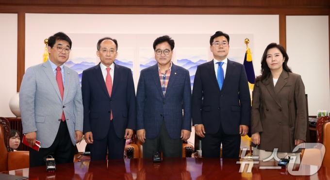 우원식 국회의장이 21일 오후 국회의장실에서 원 구성을 위한 양당 원내대표 회동에서 기념촬영하고 있다. 왼쪽부터 배준영 국민의힘 원내수석부대표, 추경호 국민의힘 원내대표, 우 국회의장, 박찬대 더불어민주당 원내대표, 강유정 더불어민주당 원내 대변인. 2024.6.23/뉴스1 ⓒ News1 이승배 기자