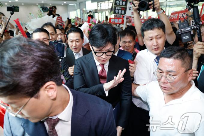 [사진] 인파에 둘러싸인 한동훈