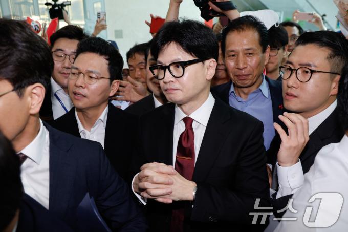[사진] 두손 모은 한동훈