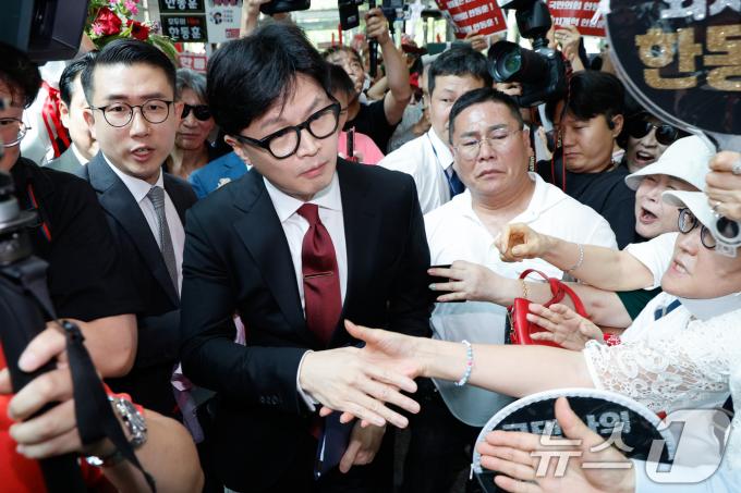[사진] 지지자 환호 속 입장하는 한동훈