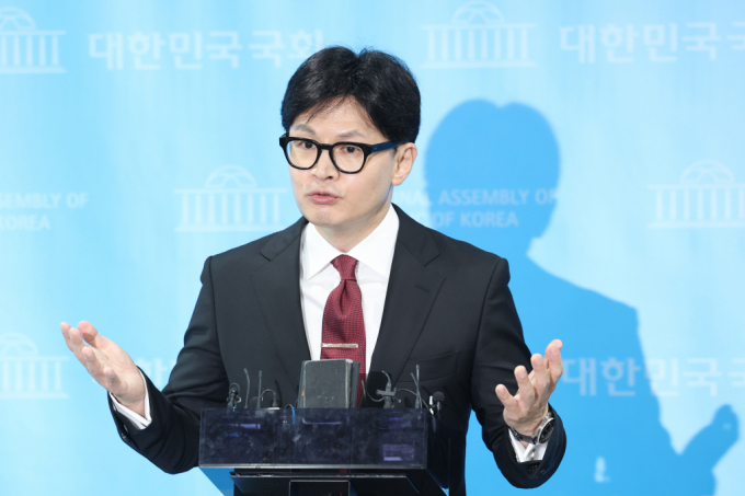 한동훈 전 국민의힘 비상대책위원장이 23일 오후 서울 여의도 국회 소통관에서 당대표 출마 선언 기자회견을 마치고 취재진의 질문에 답하고 있다./사진=뉴시스