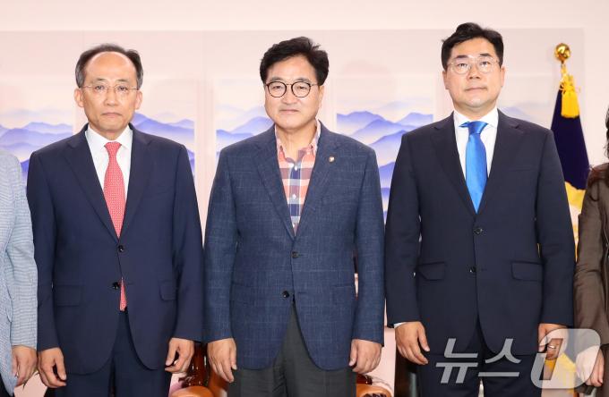 우원식 국회의장이 23일 오후 서울 여의도 국회의장실에서 열린 원 구성을 위한 양당 원내대표 회동에서 추경호 국민의힘 원내대표(왼쪽)와 박찬대 더불어민주당 원내대표와 기념촬영하고 있다. 2024.6.23/뉴스1 ⓒ News1 이승배 기자