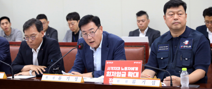 지난 13일 세종시 정부세종청사에서 열린 최저임금위원회 제4차 전원회의에 참석한 류기정 사용자 위원이 발언하고 있다. / 사진=뉴스1 김기남 기자  /사진=(세종=뉴스1) 김기남 기자