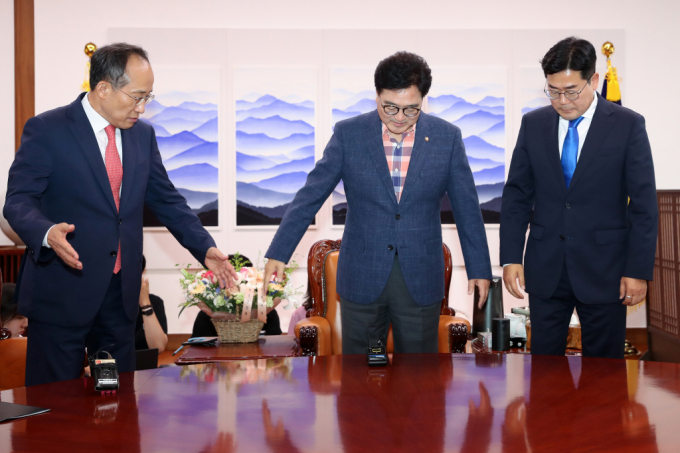 우원식 국회의장이 23일 오후 서울 여의도 국회의장실에서 열린 원 구성을 위한 양당 원내대표 회동에서 추경호 국민의힘 원내대표, 박찬대 더불어민주당 원내대표에게 자리를 안내하고 있다. / 사진=뉴스1 이승배 기자  /사진=(서울=뉴스1) 이승배 기자