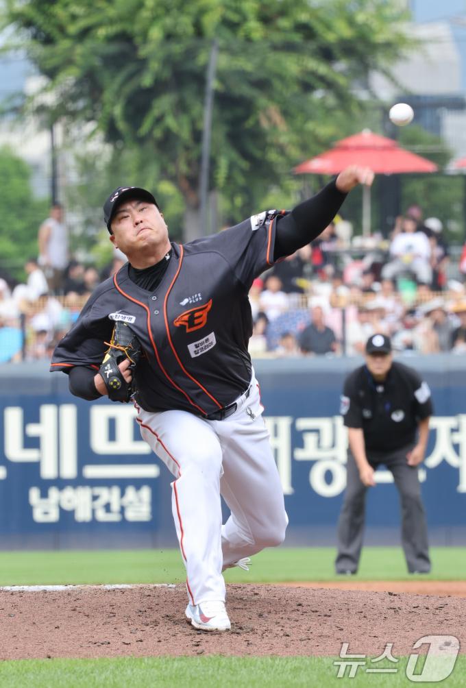 한화 선발 류현진이 23일 오후 광주 기아챔피언스필드에서 열린 '2024 신한 SOL 뱅크 KBO리그' 한화 이글스와 KIA타이거즈 경기에서 역투하고 있다. 2024.6.23/뉴스1 ⓒ News1 김태성 기자