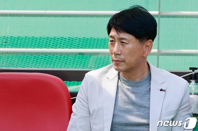 박태하 포항 스틸러스 감독이 13일 오후 서울 마포구 월드컵경기장에서 열린 '프로축구 하나은행 K리그1 2024 7라운드' FC서울과 포항 스틸러스의 경기에서 그라운드를 바라보고 있다. 2024.4.13/뉴스1 ⓒ News1 안은나 기자
