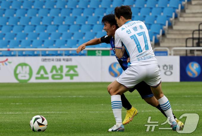 [사진] 상대 진영으로 공격하는 인천 김성민