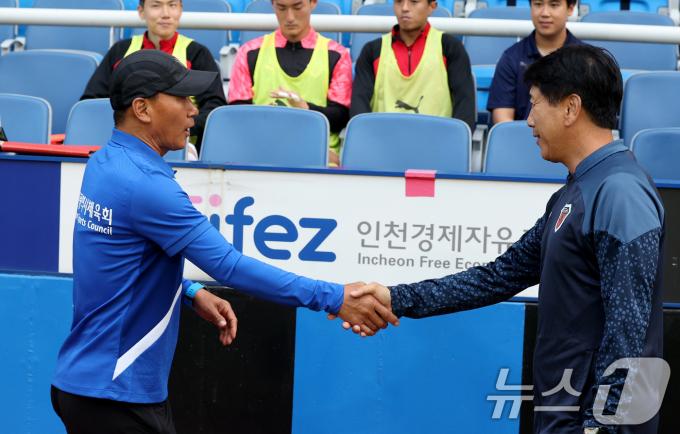 [사진] 인사 나누는 조성환 인천 감독과 박태하 포항 감독