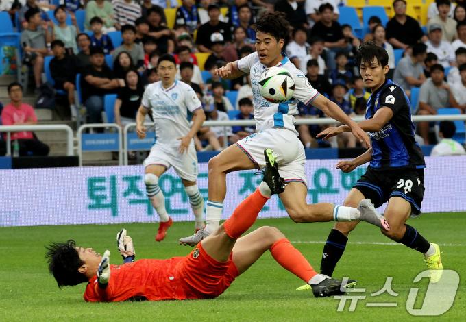 [사진] 홍윤상 '아쉽게 빗나가는 슛'