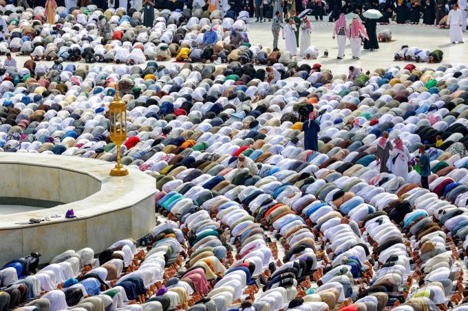 이슬람 순례자들이 하지(Haji) 순례 막바지인 18일(현지시간), 이슬람교 성지인 사우디아라비아 메카에서 기도하고 있다. 한편 메카에서는 대낮 52도까지 이르는 폭염으로 사망자가 속출하고 있다. 2024.06.18. ⓒ AFP=뉴스1 ⓒ News1 김민재 기자