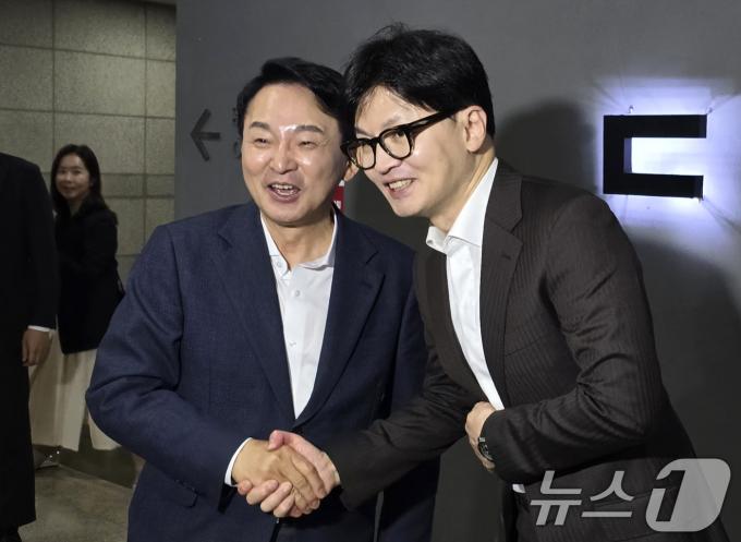 [사진] 손 잡은 한동훈과 원희룡