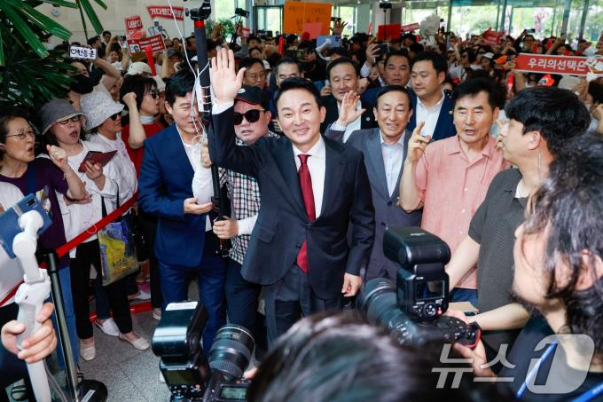 원희룡 전 국토교통부 장관이 23일 오후 서울 여의도 국회 소통관에서 국민의힘 7·23 전당대회 당 대표 출마 선언을 하기 전 지지자를 향해 손들고 있다. 2024.6.23/뉴스1 ⓒ News1 안은나 기자