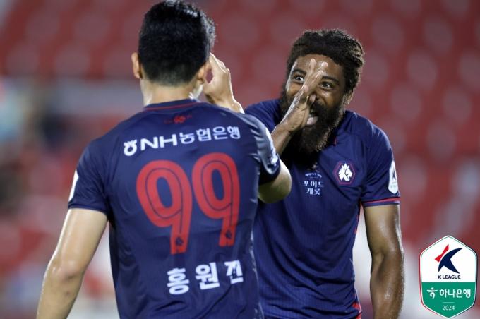 골 세리머니를 하는 오두(오른쪽)(한국프로축구연맹 제공)