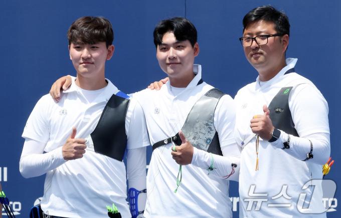 26일 경북 예천군 진호국제양궁장에서 열린 2024 현대 양궁 월드컵 2차 대회 리커브 남자 단체 결승전 대한민국과 독일의 경기에서 승리하며 금메달을 수확한 김제덕(왼쪽부터), 이우석, 김우진이 기념촬영을 하고 있다. 2024.5.26/뉴스1 ⓒ News1 이동해 기자