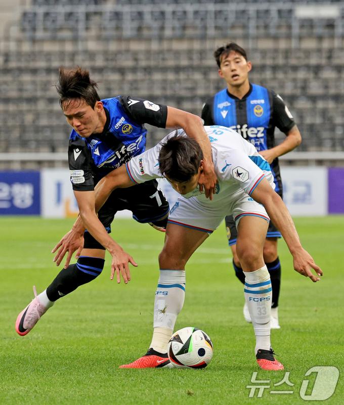23일 오후 인천 중구 인천축구전용경기장에서 열린 '프로축구 하나은행 K리그1 2024 18라운드' 인천 유나이티드와 포항 스틸러스의 경기 후반전 포항 이호재와 인천 박승호가 치열한 볼다툼을 벌이고 있다. 2024.6.23/뉴스1 ⓒ News1 장수영 기자