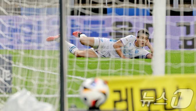 23일 오후 인천 중구 인천축구전용경기장에서 열린 '프로축구 하나은행 K리그1 2024 18라운드' 인천 유나이티드와 포항 스틸러스의 경기 후반 71분 포항 이호재가 팀 세번째 득점이자 멀티골을 성공한 뒤 세리머니 하고 있다. 2024.6.23/뉴스1 ⓒ News1 장수영 기자