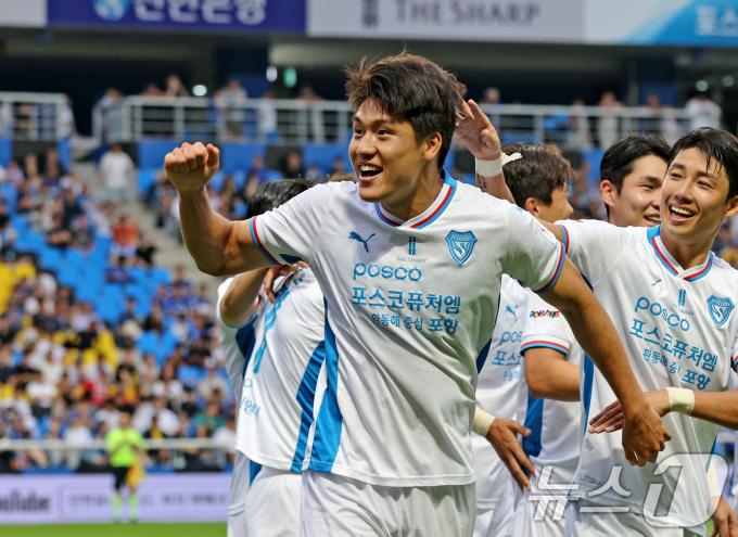 23일 오후 인천 중구 인천축구전용경기장에서 열린 '프로축구 하나은행 K리그1 2024 18라운드' 인천 유나이티드와 포항 스틸러스의 경기 후반 50분 포항 이호재가 팀 두번째 득점에 성공한 뒤 세리머니하고 있다. 2024.6.23/뉴스1 ⓒ News1 장수영 기자