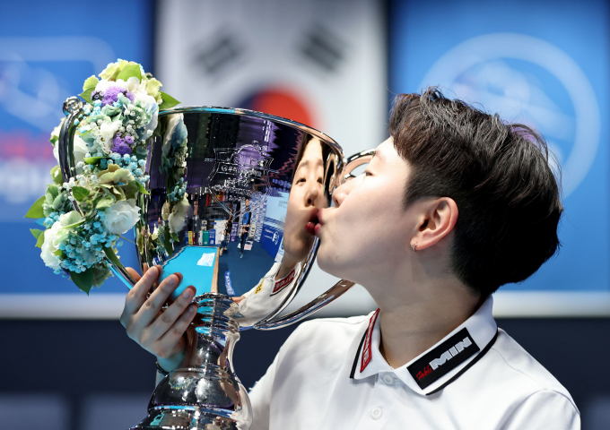 김세연이 지난 23일 경기 고양시 ‘고양 킨텍스 PBA스타디움’에서 열린 ‘우리금융캐피탈 LPBA 챔피언십’ 결승전서 임경진을 상대로 풀세트 접전 끝에 꺾고 LPBA 통산 4승째를 기록했다. 사진은 우승컵에 입을 맞추는 김세연. /사진=PBA 