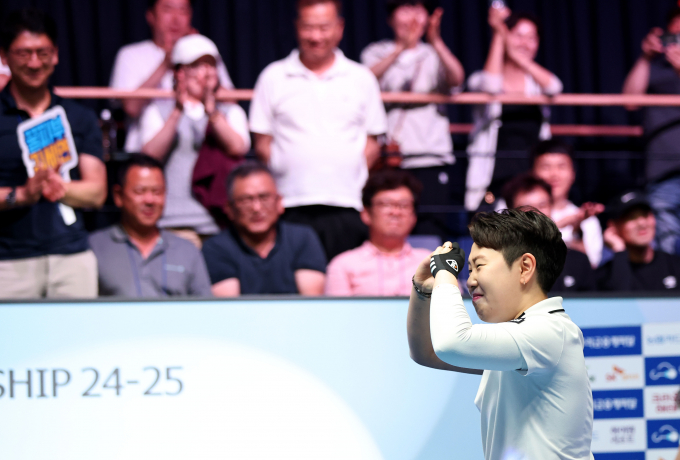 김세연이 지난 23일 경기 고양시 ‘고양 킨텍스 PBA스타디움’에서 열린 ‘우리금융캐피탈 LPBA 챔피언십’ 결승전서 임경진을 상대로 풀세트 접전 끝에 꺾고 LPBA 통산 4승째를 기록했다. 사진은 우승이 확정되자 기쁨의 눈물을 흘리는 김세연. /사진=PBA 