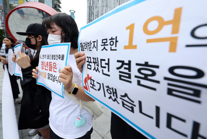 HUG가 악성 임대인 127명의 신상을 공개했다. 사진은 최근 청년 전세사기 피해자들이 서울 서대문구 신촌 U-PLEX 앞에서 '신촌·구로·병점 100억원대 전세사기 피해자 대책위원회' 출범 기자회견을 하던 모습. /사진=뉴시스