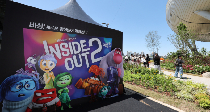 영화 '인사이드 아웃 2'가 개봉 12일만에 누적 관객 400만명을 돌파했다. 사진은 지난달 16일 서울 광진구 뚝섬한강공원 2024 서울국제정원박람회 내 '인사이드아웃2' 조형물. /사진=뉴스1 