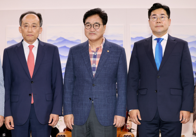 지난 23일 여·야 원 구성 협상이 결렬되면서 국민의힘이 24일 의원총회에서 7개의 상임위원장 수용을 결정할지 귀추가 주목된다. 사진은 우원식 국회의장(가운데)과 추경호 국민의힘 원내대표(왼쪽), 박찬대 더불어민주당 원내대표가 지난 23일 서울 여의도 국회 의장실에서 원 구성 관련 회동에 앞서 기념촬영을 하는 모습. /사진=뉴시스