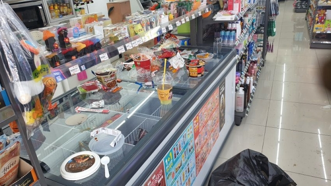 제주도 한 편의점이 중국인 관광객에 의해 초토화됐다. /사진=온라인커뮤니티