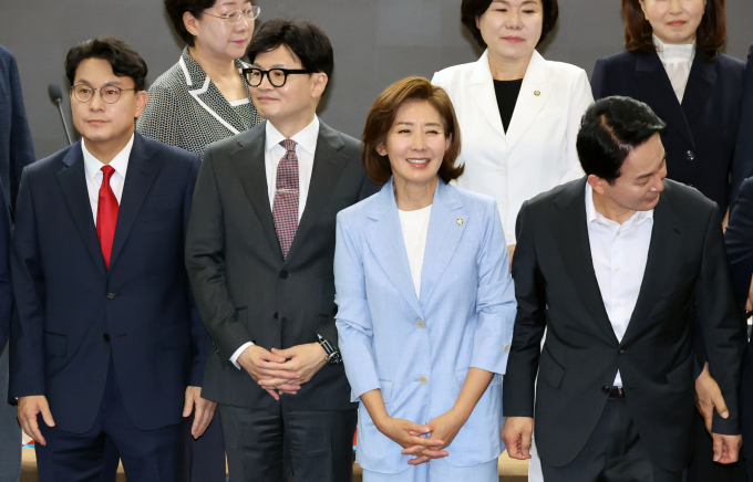 나경원 국민의힘 의원(서울 동작을)이 한동훈 전 국민의힘 비상대책위원장의 채상병 특검 추진 발언에 대해 "한동훈 특검도 여론조사가 높으면 할 건가"라고 말했다. 사진은 국민의힘 당 대표 경선 출마를 선언한 (왼쪽부터) 윤상현 국민의힘 의원, 한 전 위원장, 나 의원, 원희룡 전 국토교통부 장관이 24일 서울 여의도 국회 의원회관에서 열린 국민의힘 초선의원 공부모임에 참석해 기념촬영을 하는 모습. /사진=뉴시스