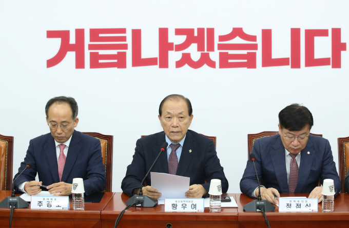 황우여 국민의힘 비상대책위원장이 다음달 23일 진행되는 전당대회에 대한 용산 개입설에 대해 "용산에서 특정 후보와 연계하는 일은 결코 없다"고 말했다. 사진은 황 위원장(가운데)이 24일 서울 여의도 국회에서 열린 비상대책위원회의에서 모두발언하는 모습. /사진=뉴스1
