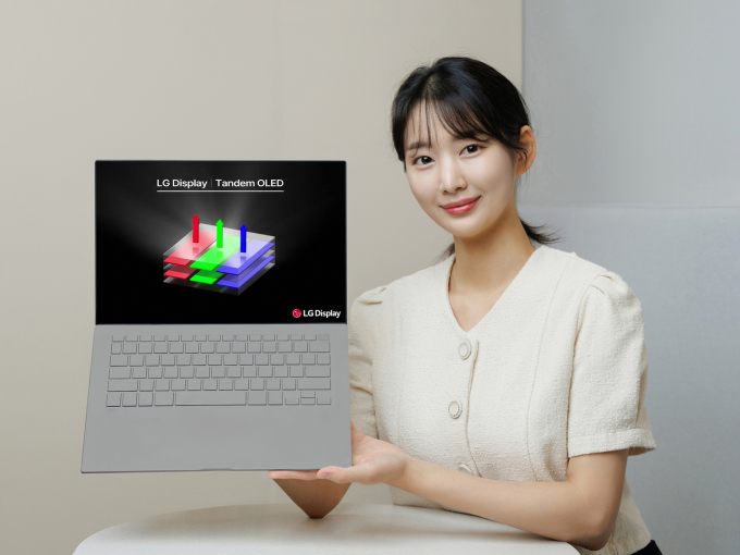 LG디스플레이 모델이 노트북용 탠덤 OLED 패널을 소개하고 있다. / 사진=LG디스플레이 