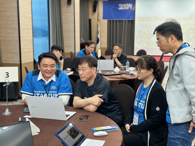 광양제철소 주관 '2024 쌔끈뽀짝 전남 스타트업 발굴 경진대회'에 참가한 기업 관계자들이 열띤 경연을 벌이고 있다./광양제철