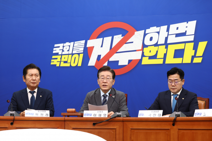 더불어민주당이 국회 법제사법위원회를 통과한 채상병 특검법 수용을 압박했다. 사진은  이재명 민주당 대표(가운데)가 24일 서울 여의도 국회에서 열린 최고위원회의에서 모두 발언을 하는 모습. /사진=뉴스1