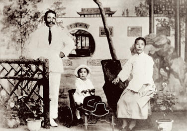 지난 1921년 촬영된 백범 김구 선생의 가족사진. /사진=백범김구선생기념사업협회